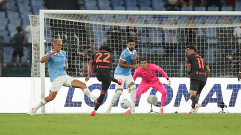 Morreira dứt điểm chân trái hiểm hóc từ ngoài vòng cấm gỡ hòa 2-2 cho Milan